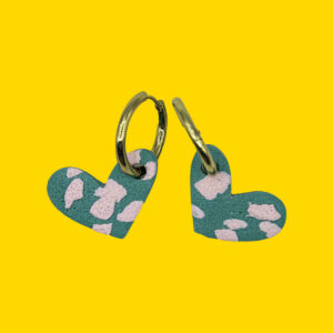 corazon aguamarina marmoleado con aro grueso dorado