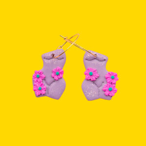 cuerpo lila aro con flores fucsia