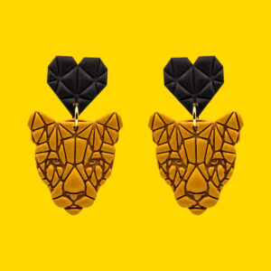 leona geometrica dorada conrazon negro pin