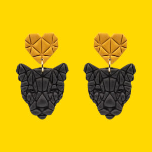 leona geometrica negra corazon dorado pin