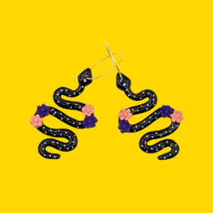 serpiente negra con flores aro dorado