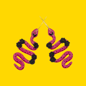 serpientes burdeos y flores negras