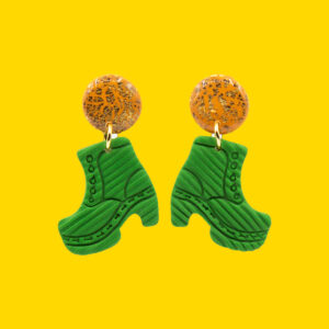 zoca verde pin naranja con dorado